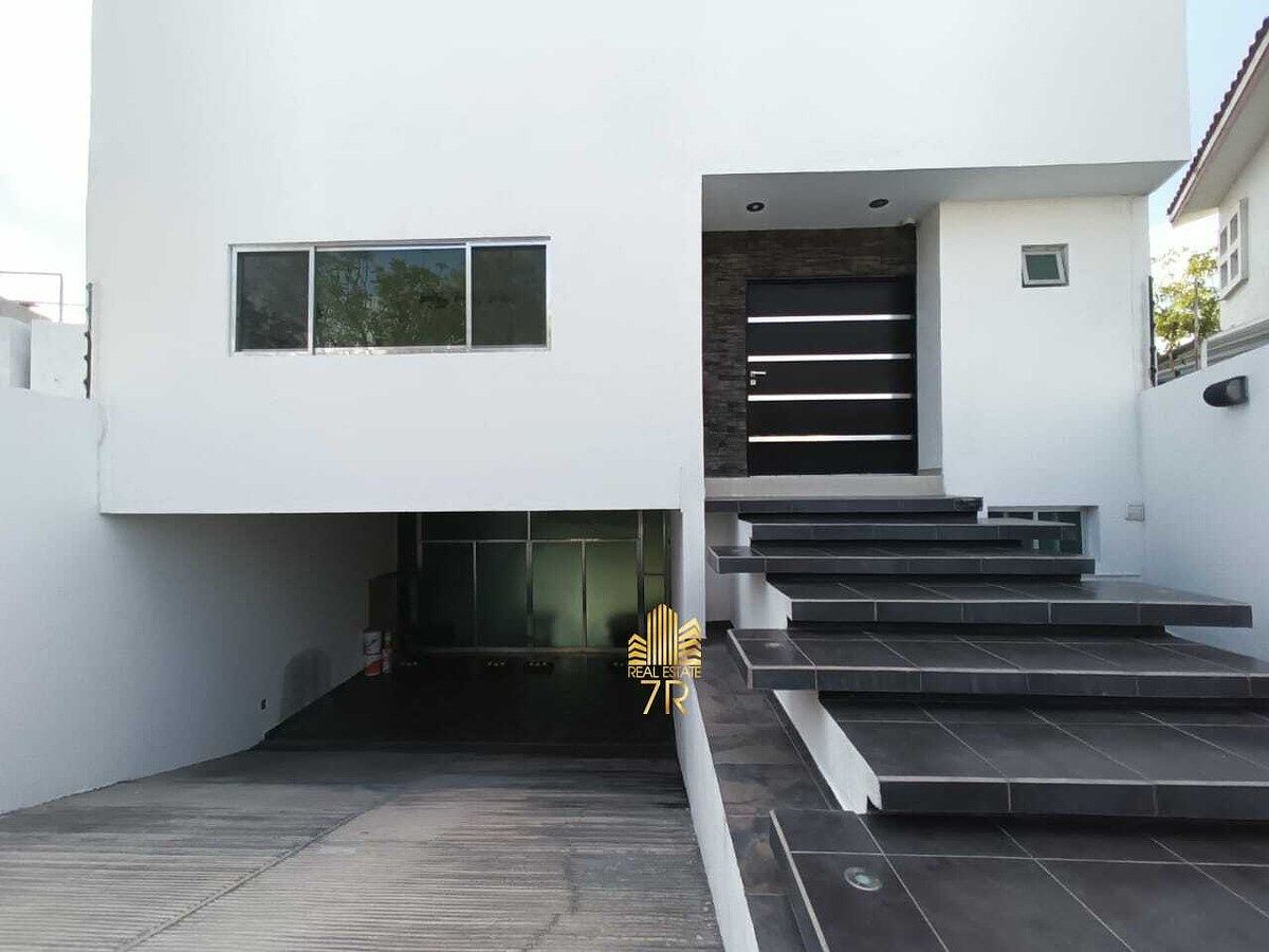 1 de 37: Fachada y acceso principal