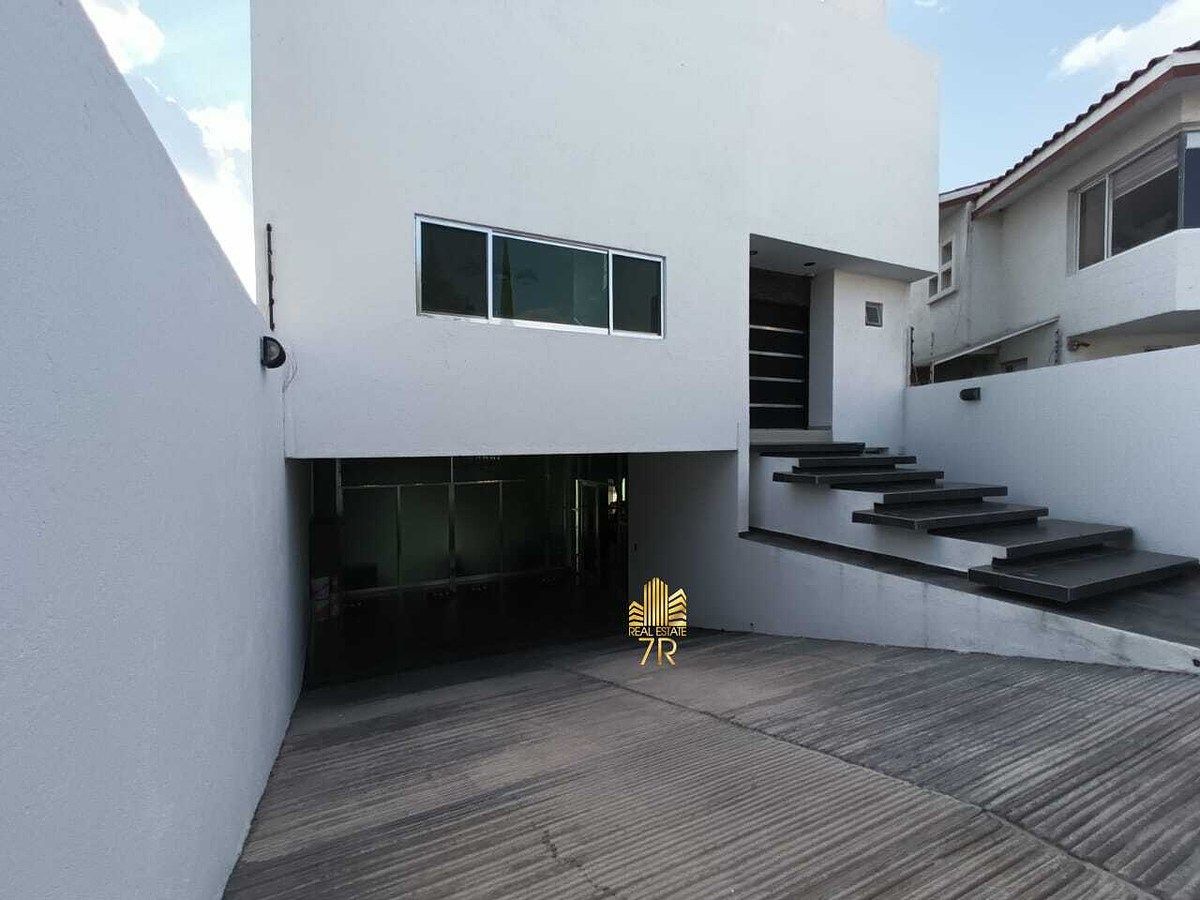 22 de 37: Fachada y cochera subterranea