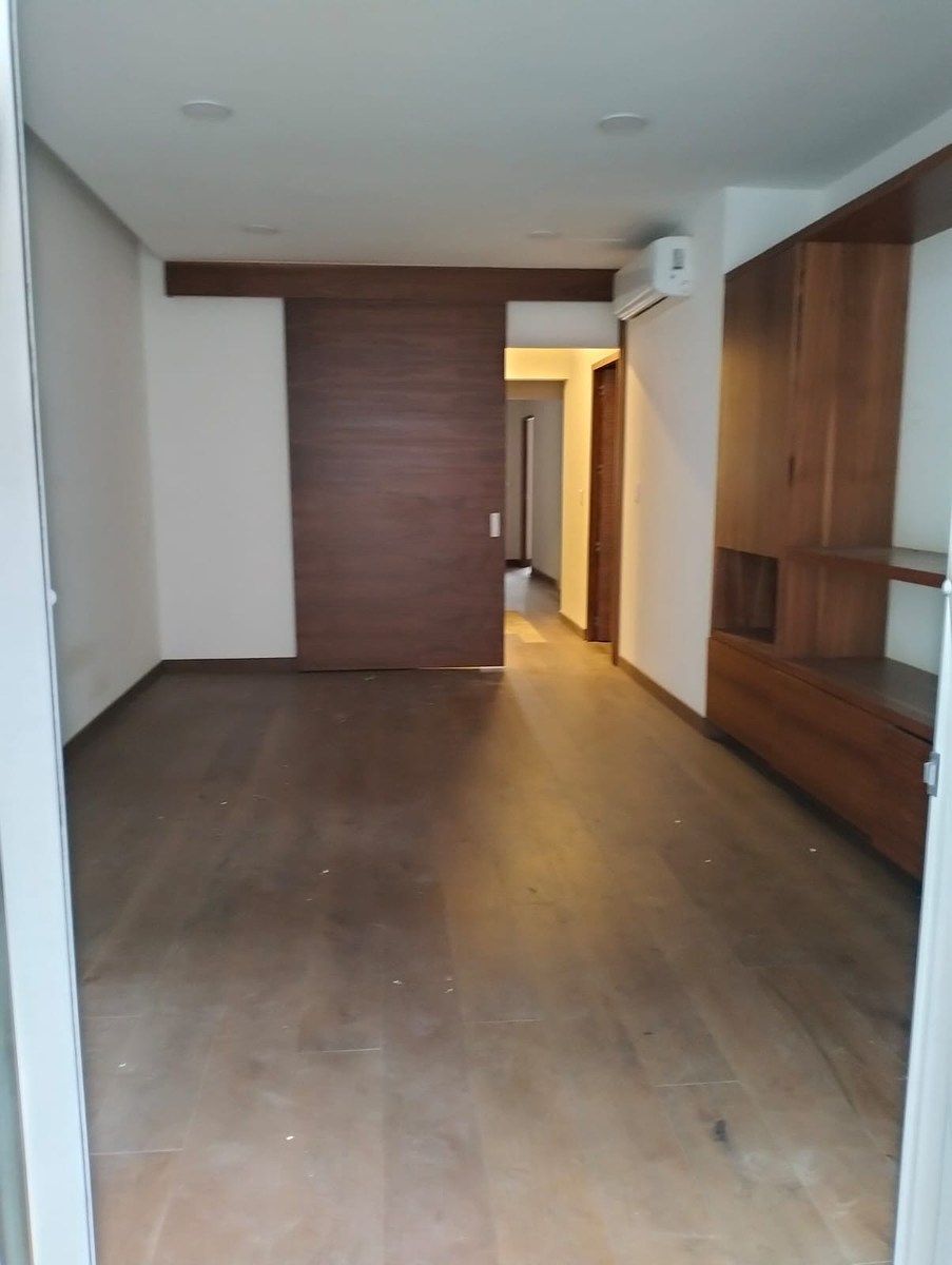 3 of 15: Cuarto de TV