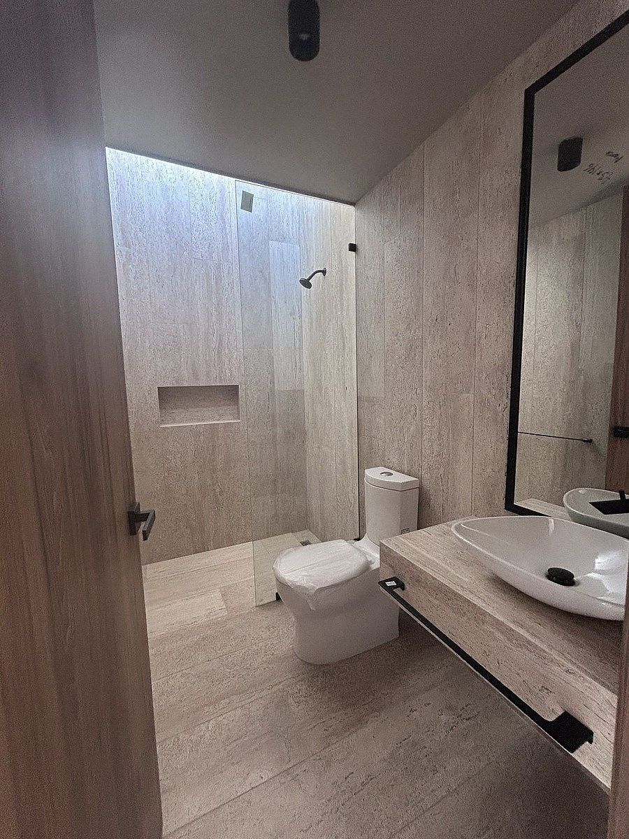 11 of 15: Baño secundario