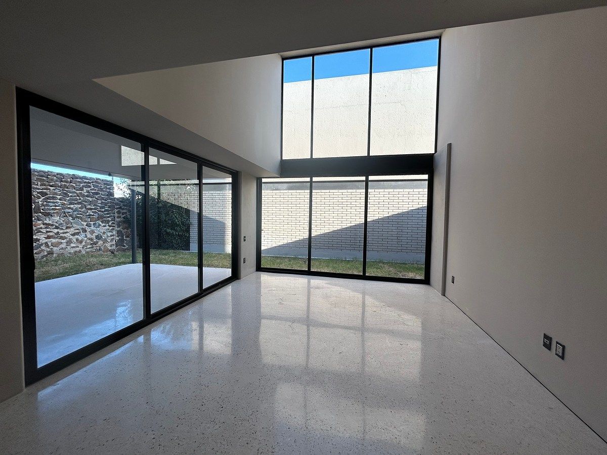 1 of 15: Sala y comedor con doble altura y ventanales corredizos