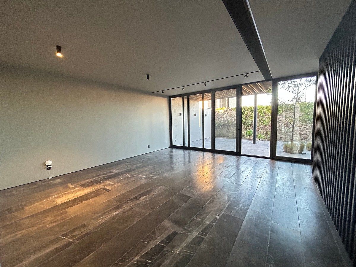 2 of 26: Sala  muy amplia / ventanales corredizos