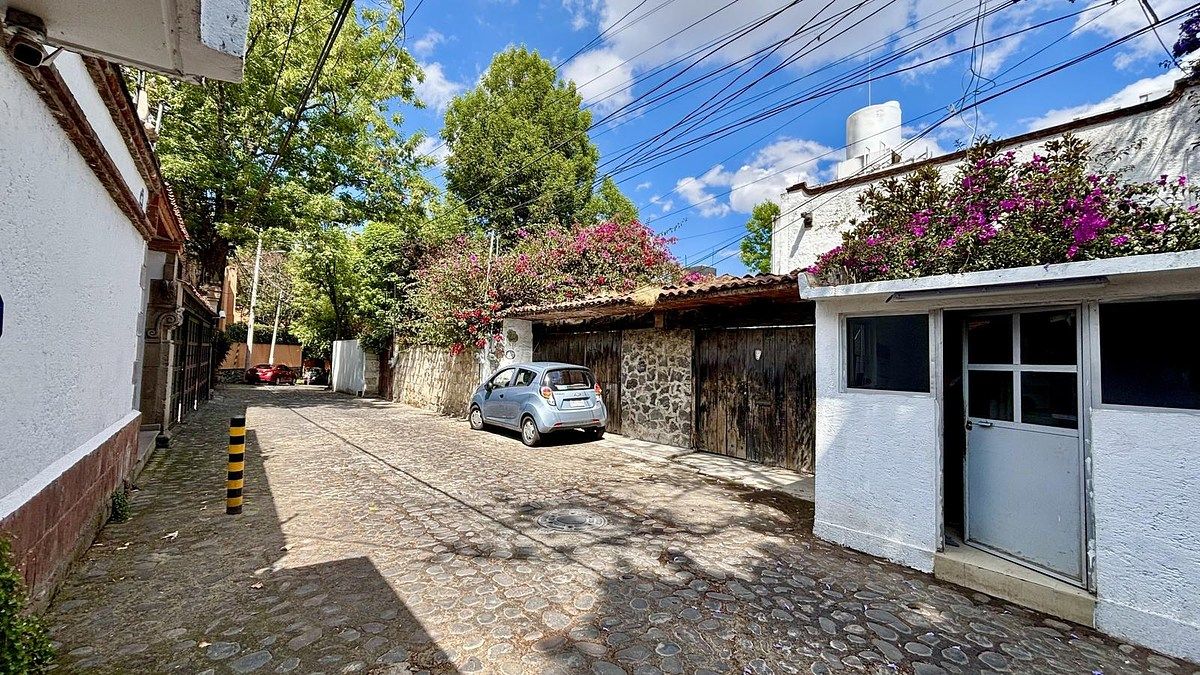 25 de 25: Acceso principal y caseta de vigilancia