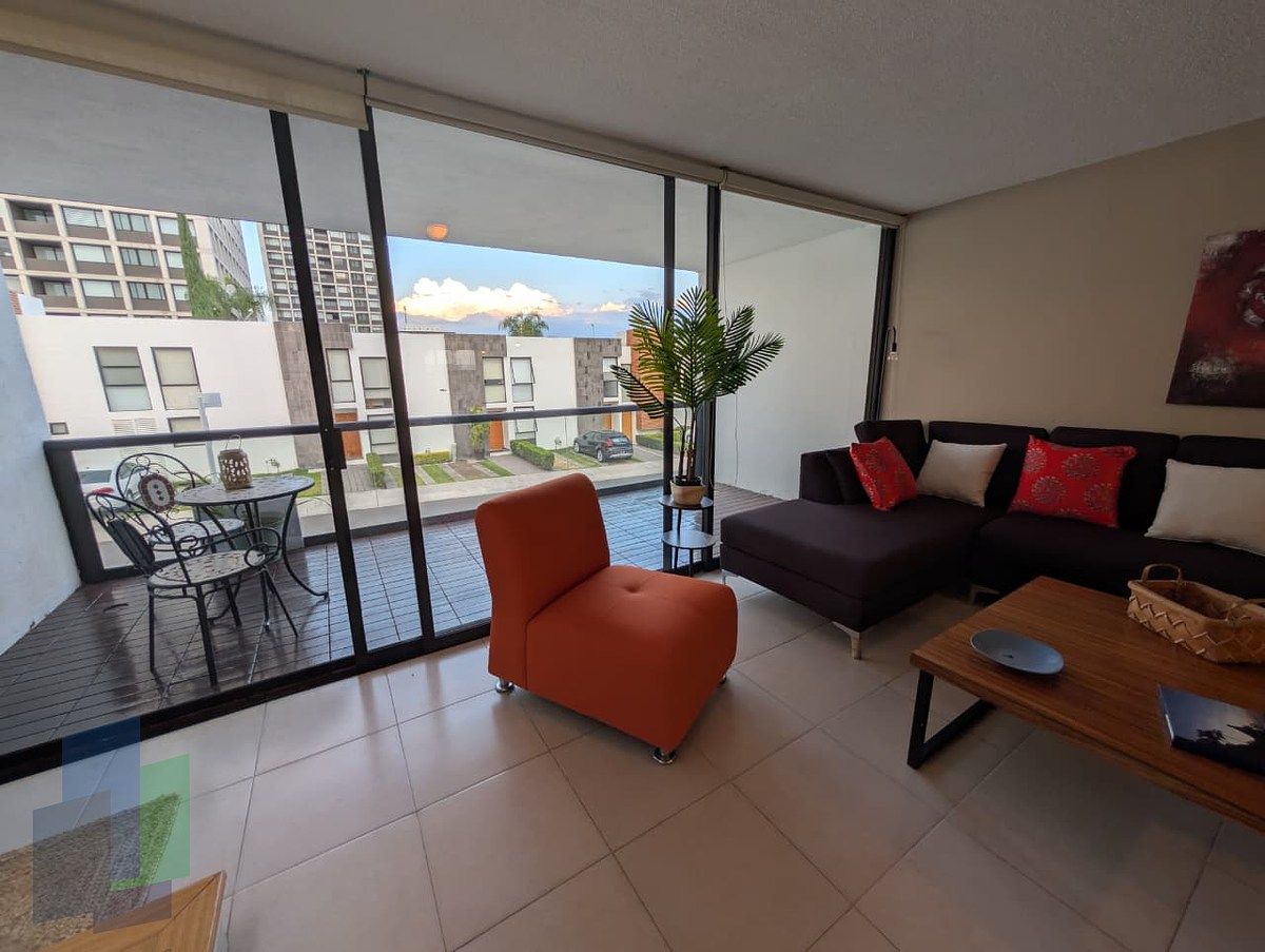 2 de 31: Sala con salida a la terraza