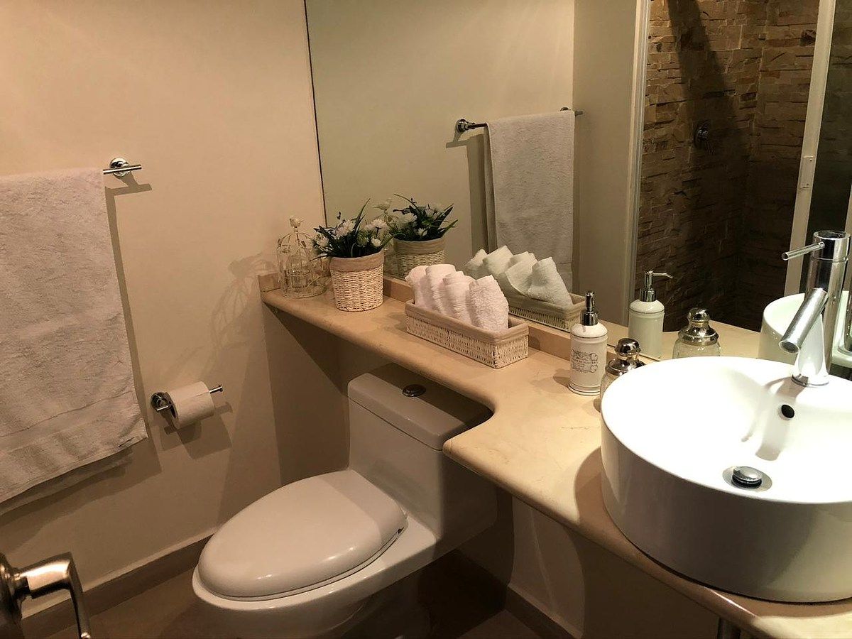 13 of 21: Baño secundario