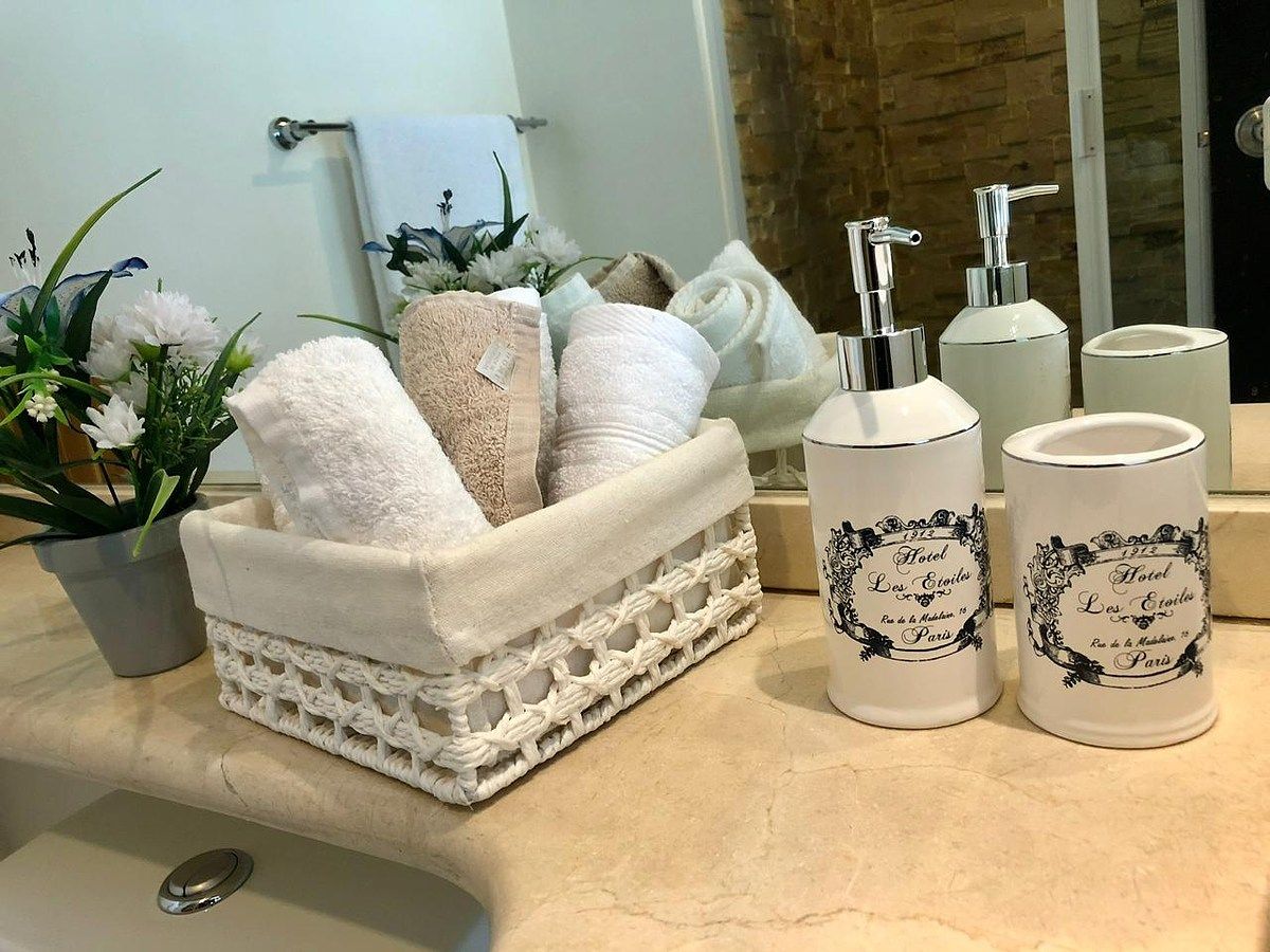 15 of 21: Baño secundario