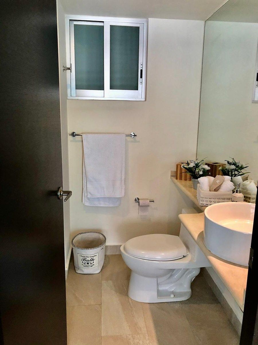 14 of 21: Baño Secundario