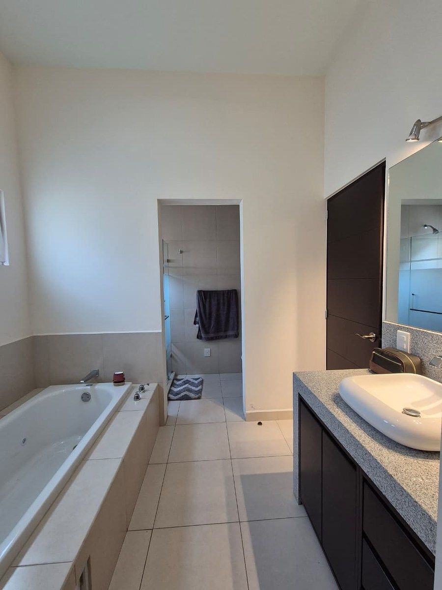 16 de 39: Baño de recamara con jacuzzi