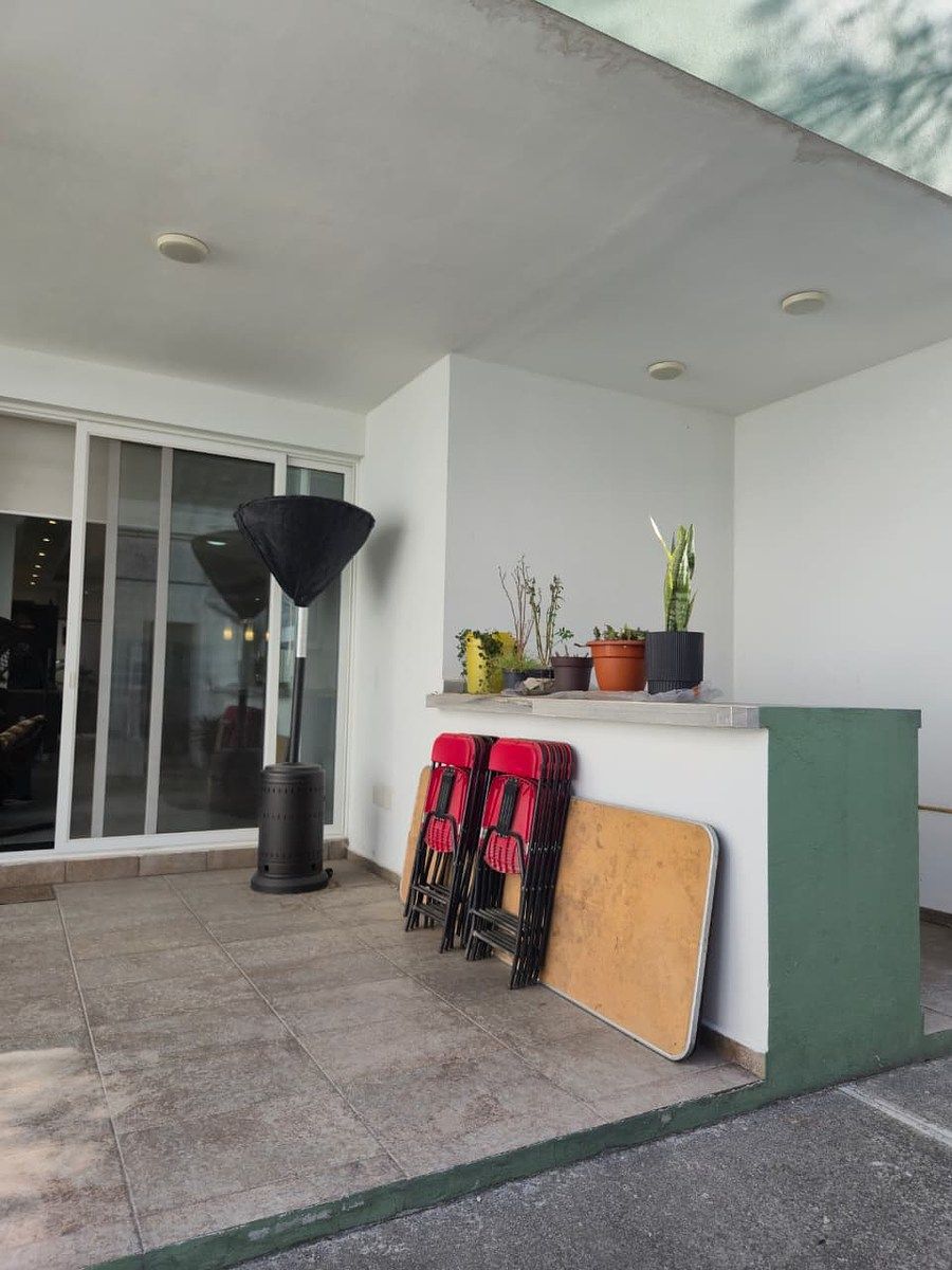 37 de 39: Barra con terraza