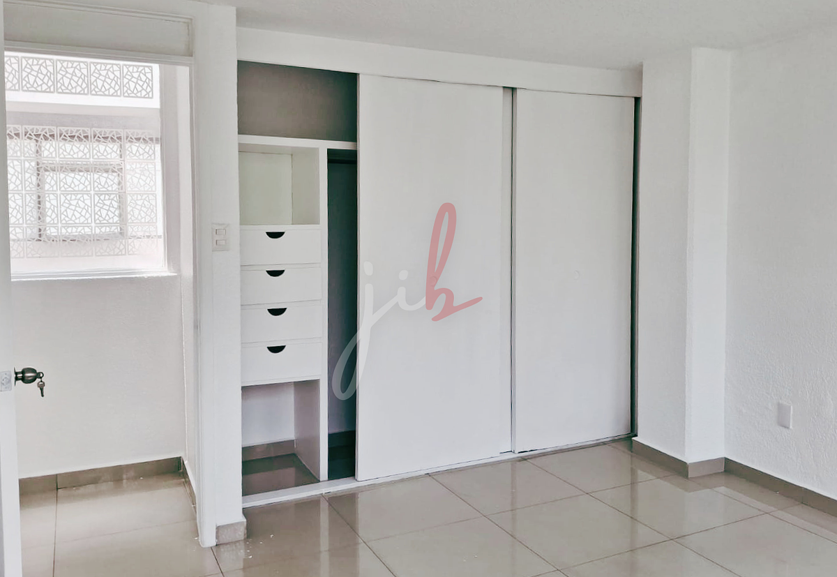 2 of 16: Habitación con closet