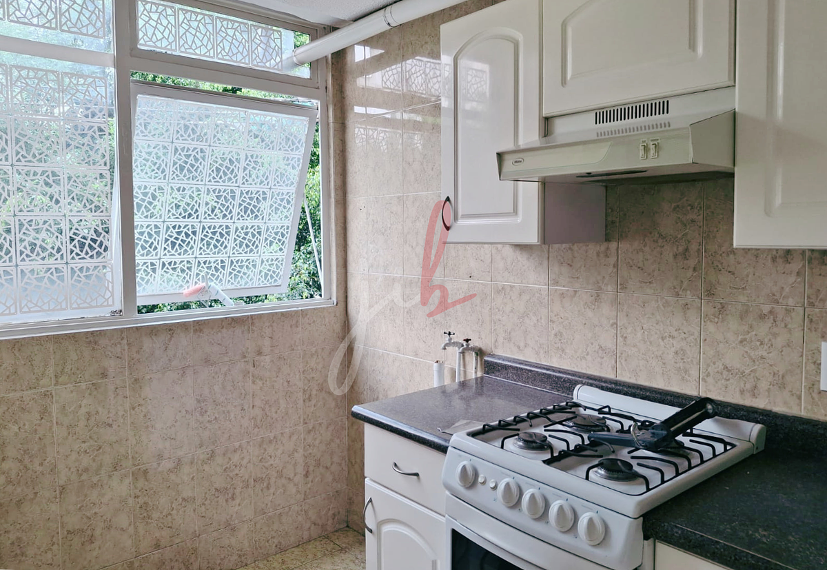 3 of 16: Cocina con estufa y boiler