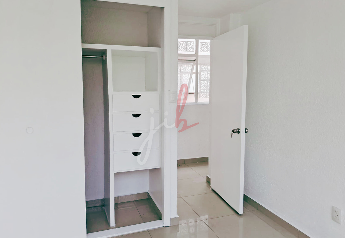 5 of 16: Habitación secundaria con closet