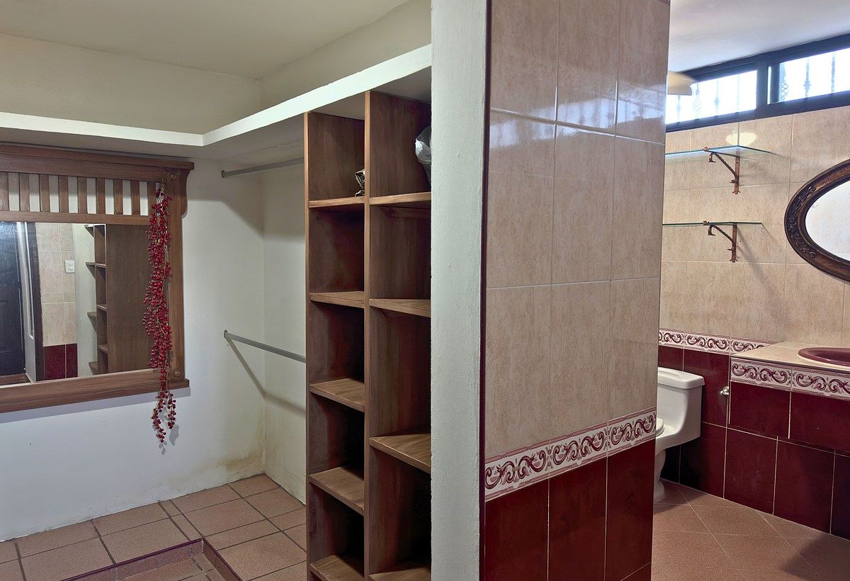 23 de 28: Cuarto Vestidor y Baño Planta Alta