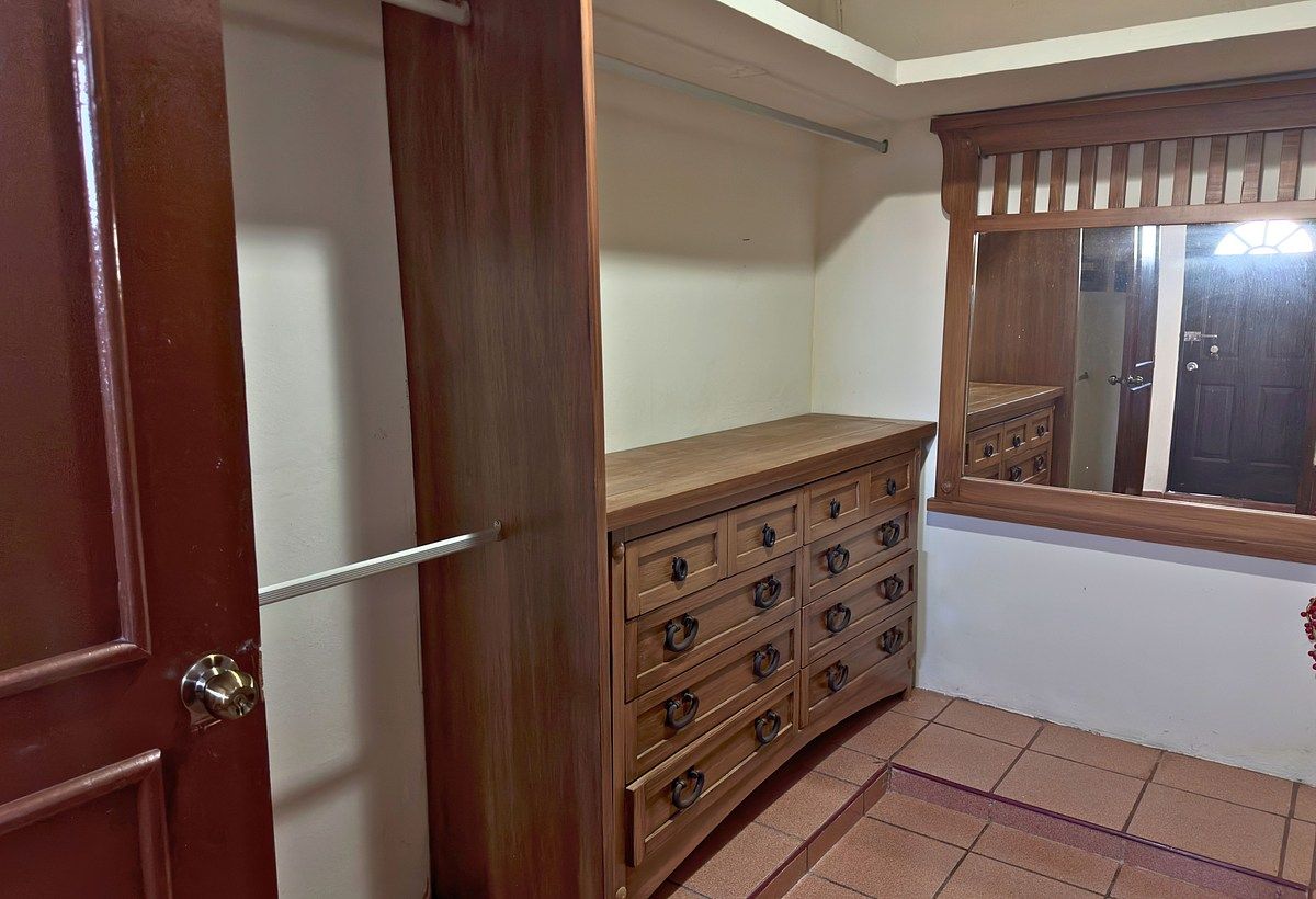 24 de 28: Cuarto Vestidor Planta Alta