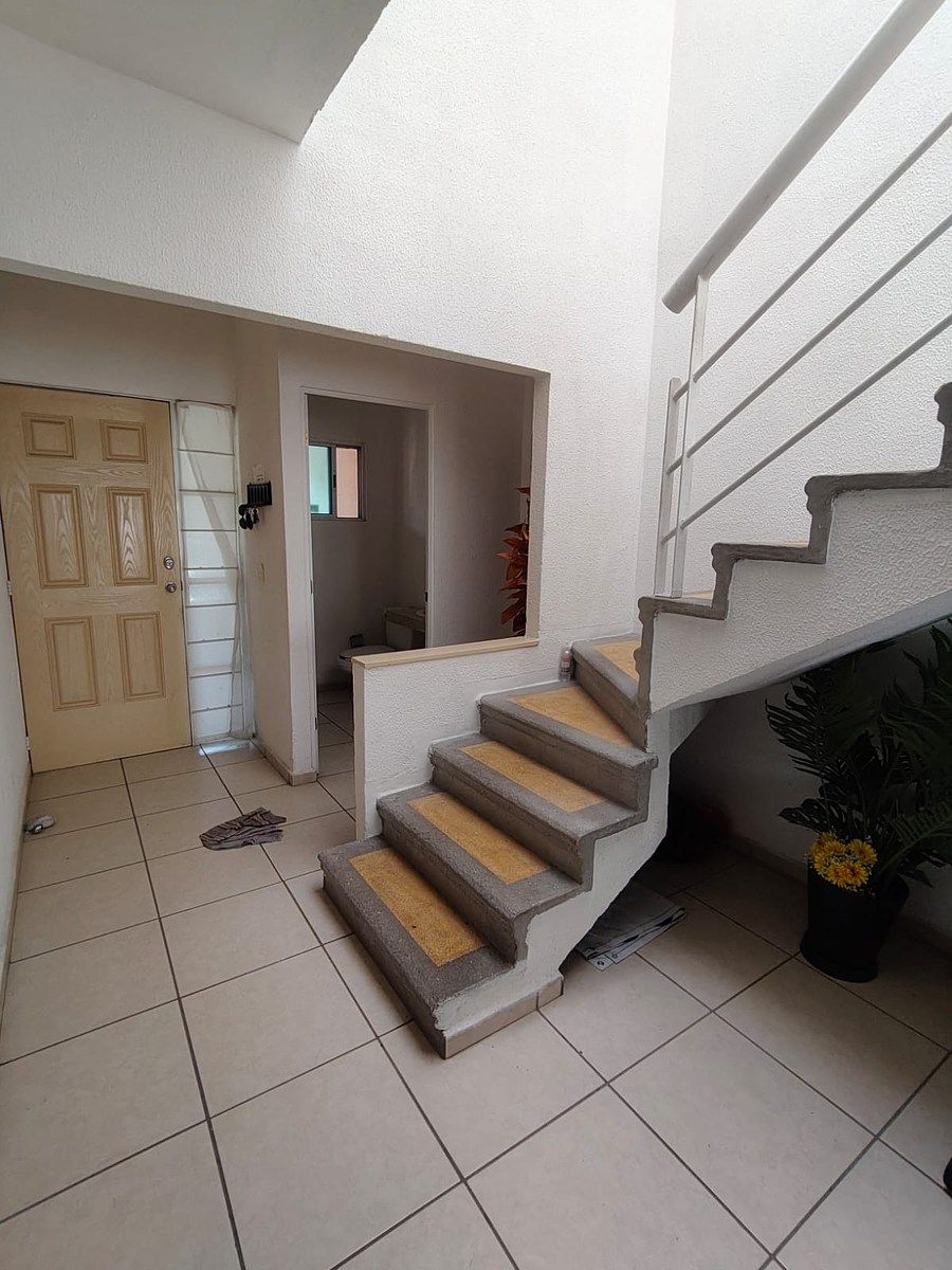 16 de 16: Escaleras y entrada