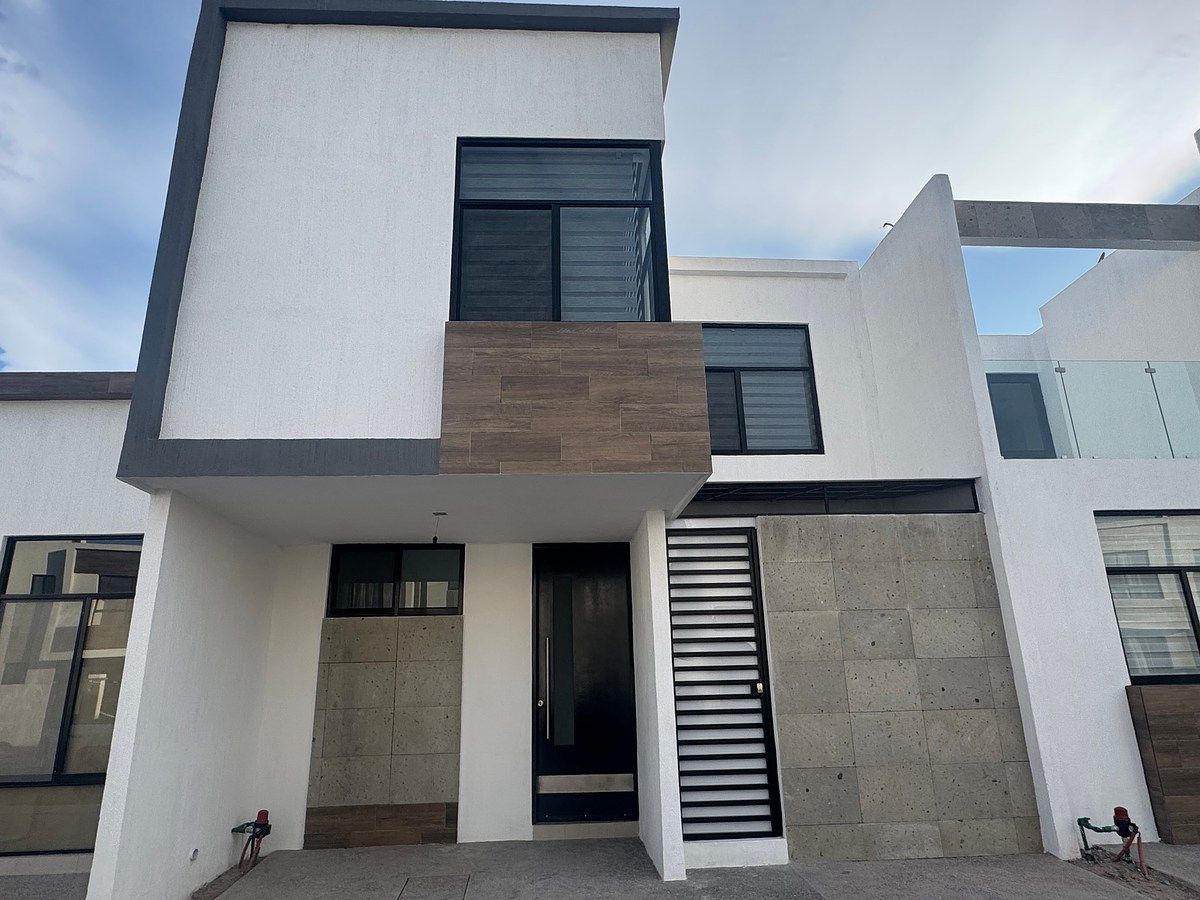 1 of 34: Fachada Principal