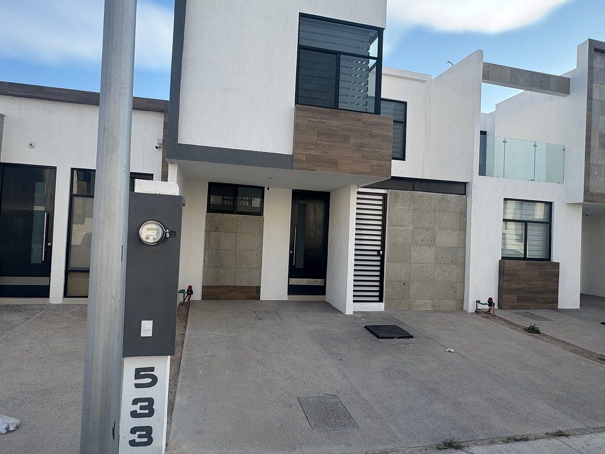 2 of 34: Fachada Principal