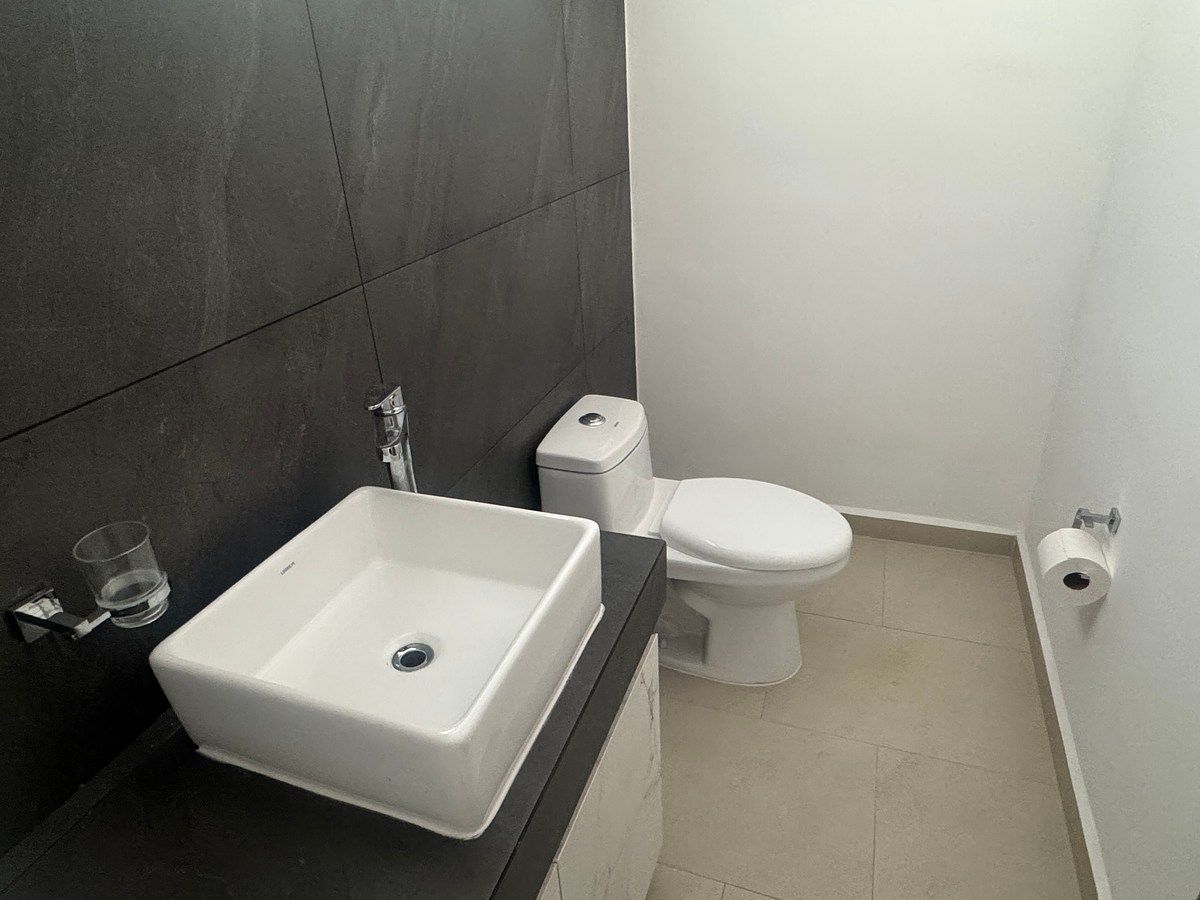 9 of 34: Medio baño