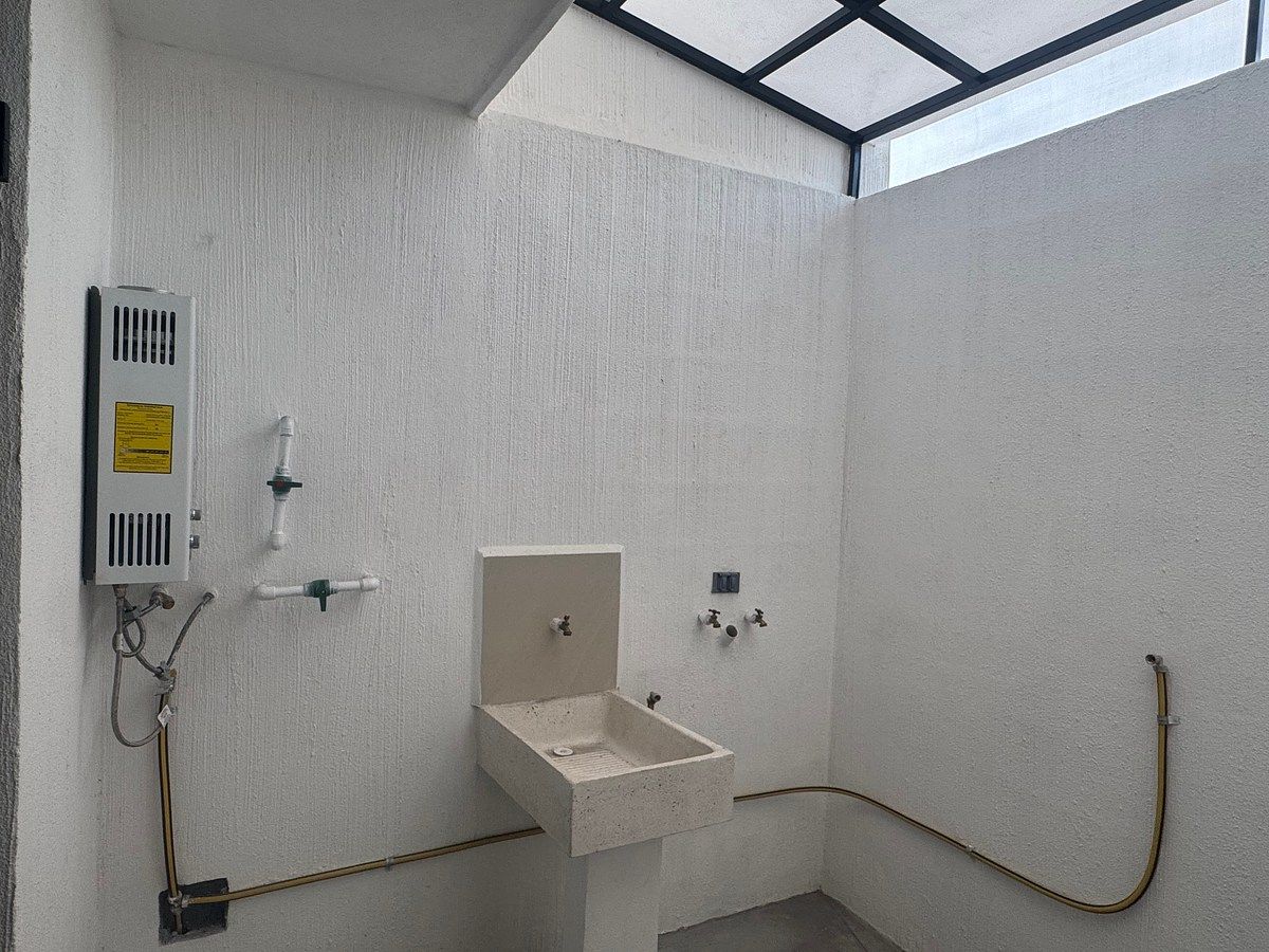 14 of 34: Patio de lavado