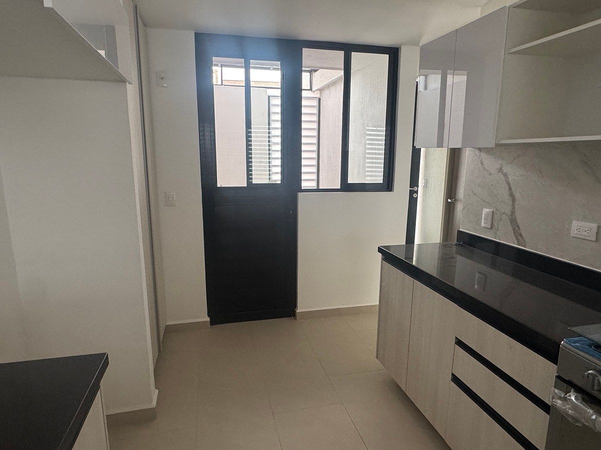 13 of 34: Puerta acceso a patio de lavado