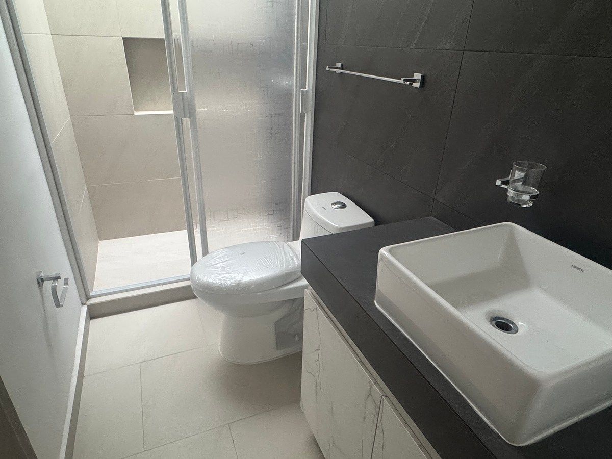 19 of 34: Baño que comparten recámaras secundarias