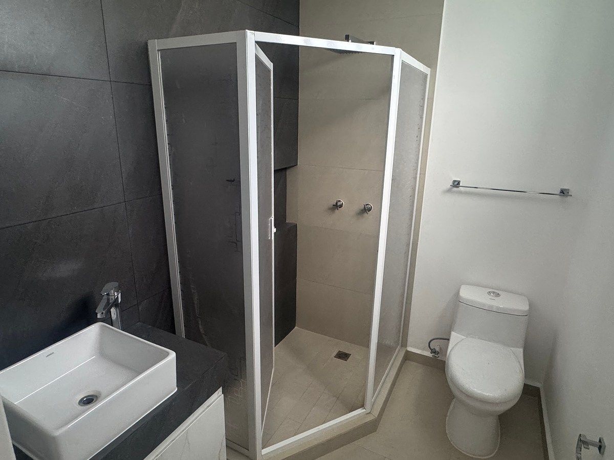 25 of 34: Baño de Recámara Principal