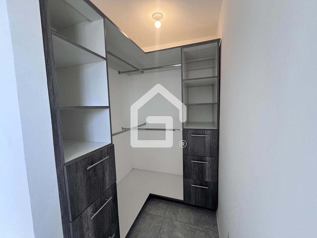 12 de 20: Recámara principal con walking closet