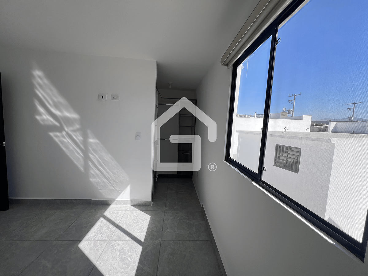 11 de 20: Recámara principal con walking closet