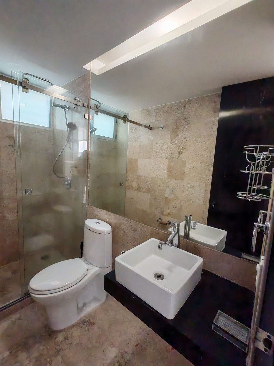 11 de 16: BAÑO DE RECÁMARAS SECUNDARIAS Y VISITAS