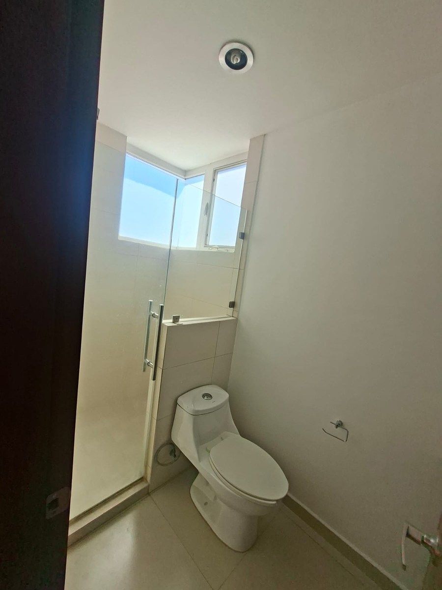 12 de 26: baño compartido