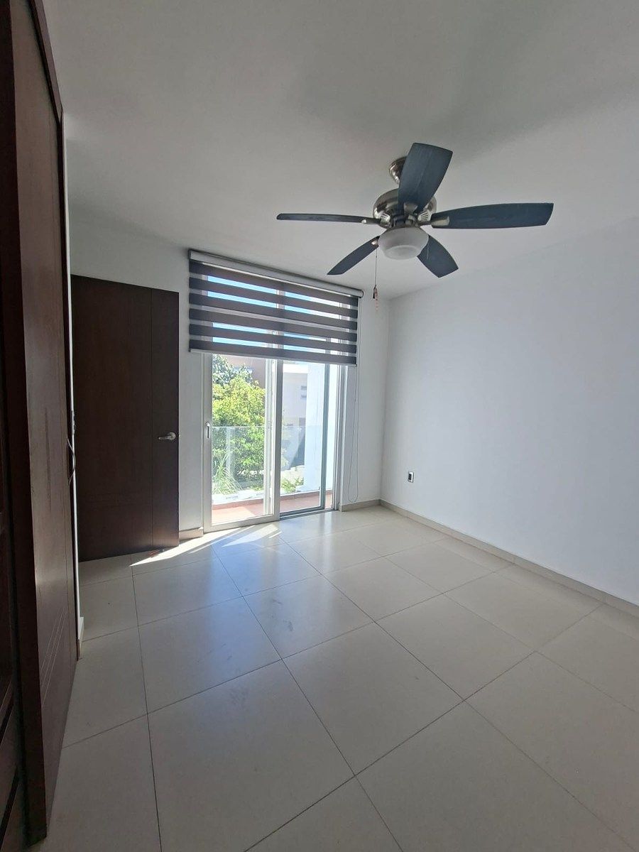 11 de 26: recamara con balcón plata alta