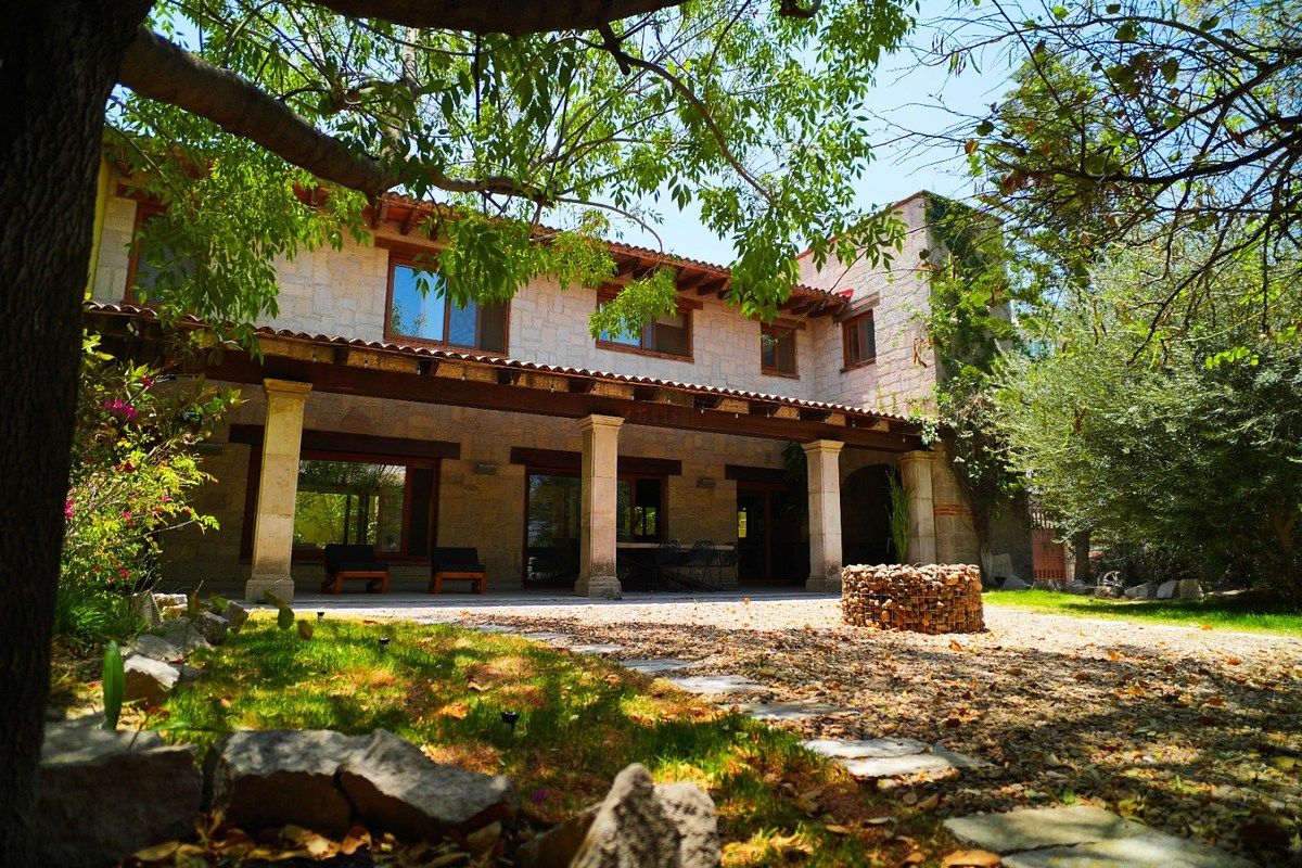 1 de 27: Fachada Casa Principal