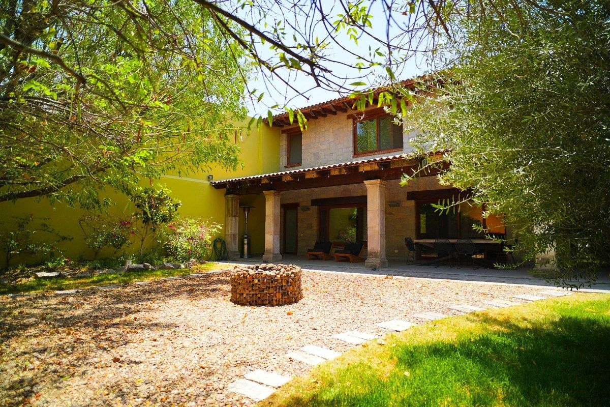 20 de 27: Fogatero y patio frontal