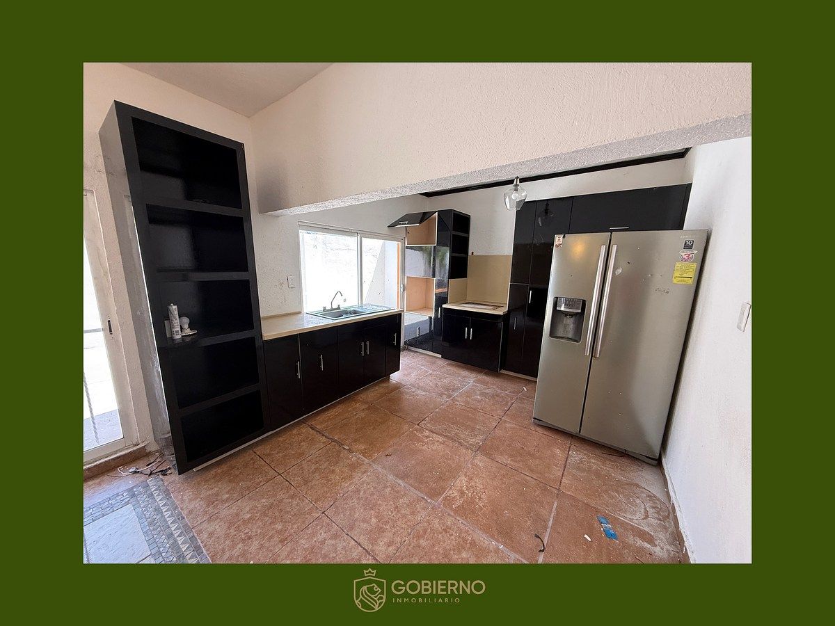 5 of 11: Cocina con tarja y refri