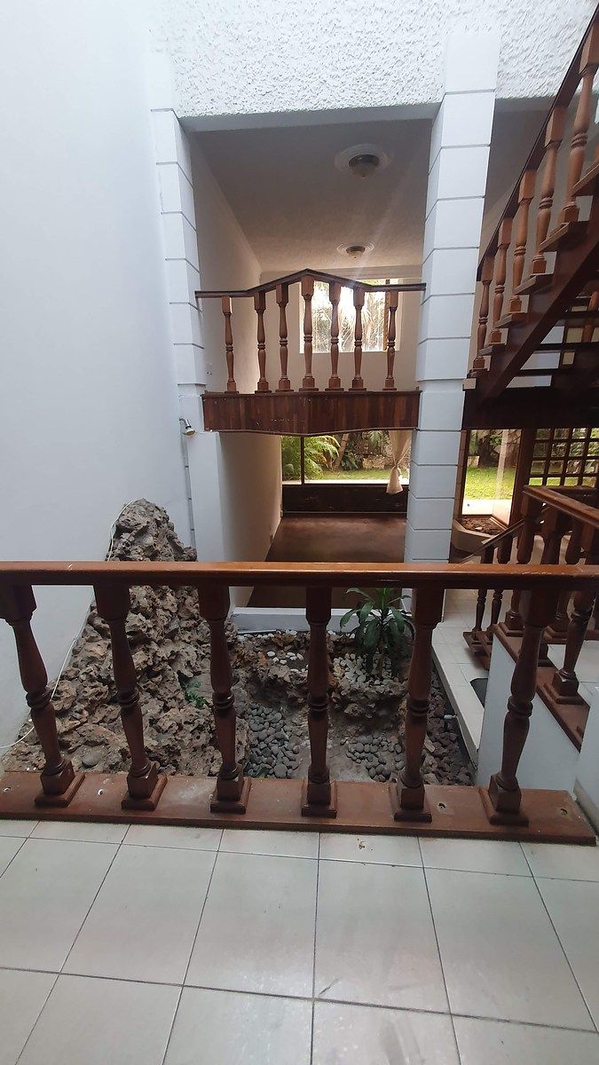 2 de 26: Fuente de piedra con domo a triple altura.