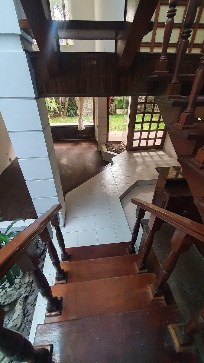 4 de 26: Nivel de sala, bar y terraza con jardín.