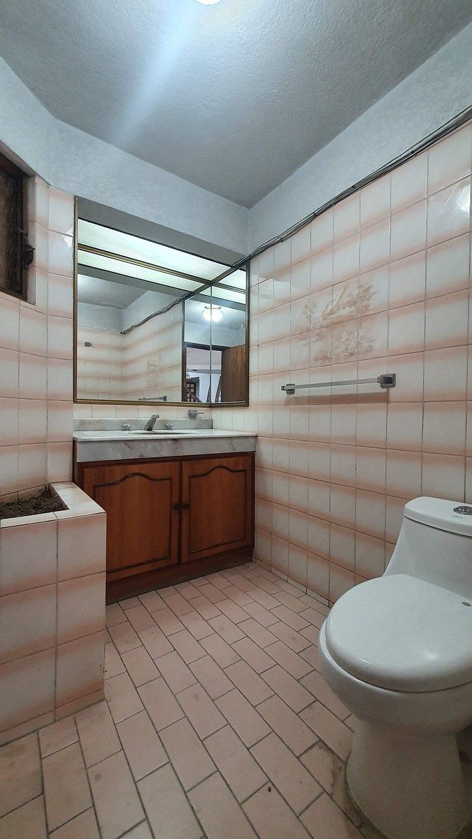 7 de 26: Medio baño en el recibidor.