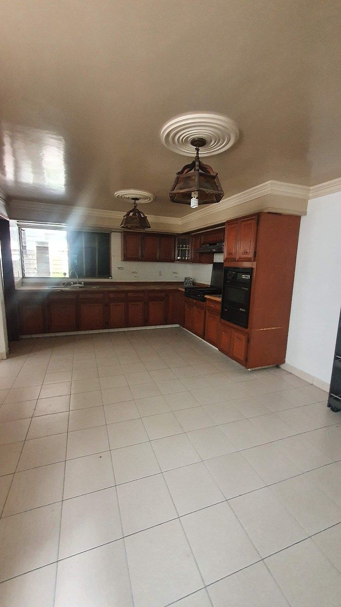 9 de 26: Cocina muy amplia, espacio para desayunador.