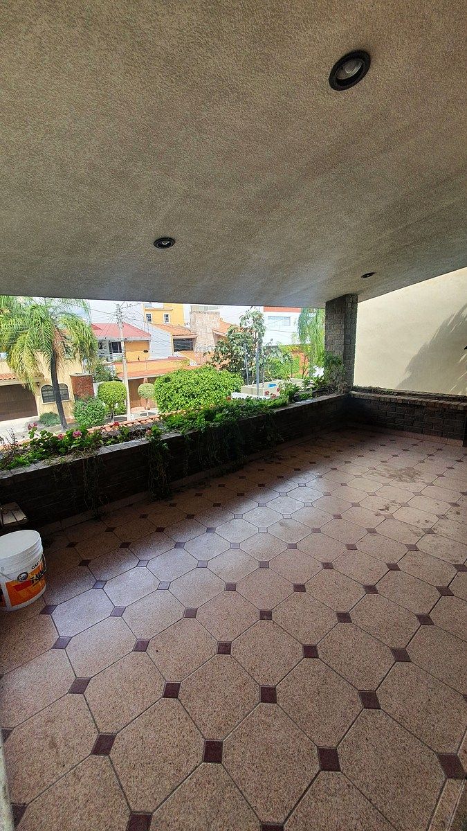 14 de 26: Terraza/balcón con jardinera y vista a la calle.