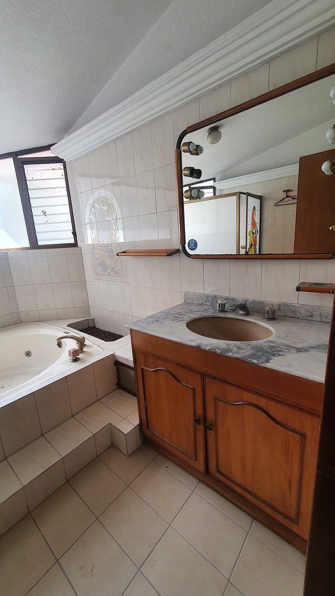 17 de 26: Baño con jacuzzi (poner bomba)