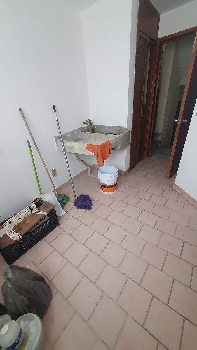 24 de 26: Cuarto de lavado Con acceso desde la cocina, escalera de ser