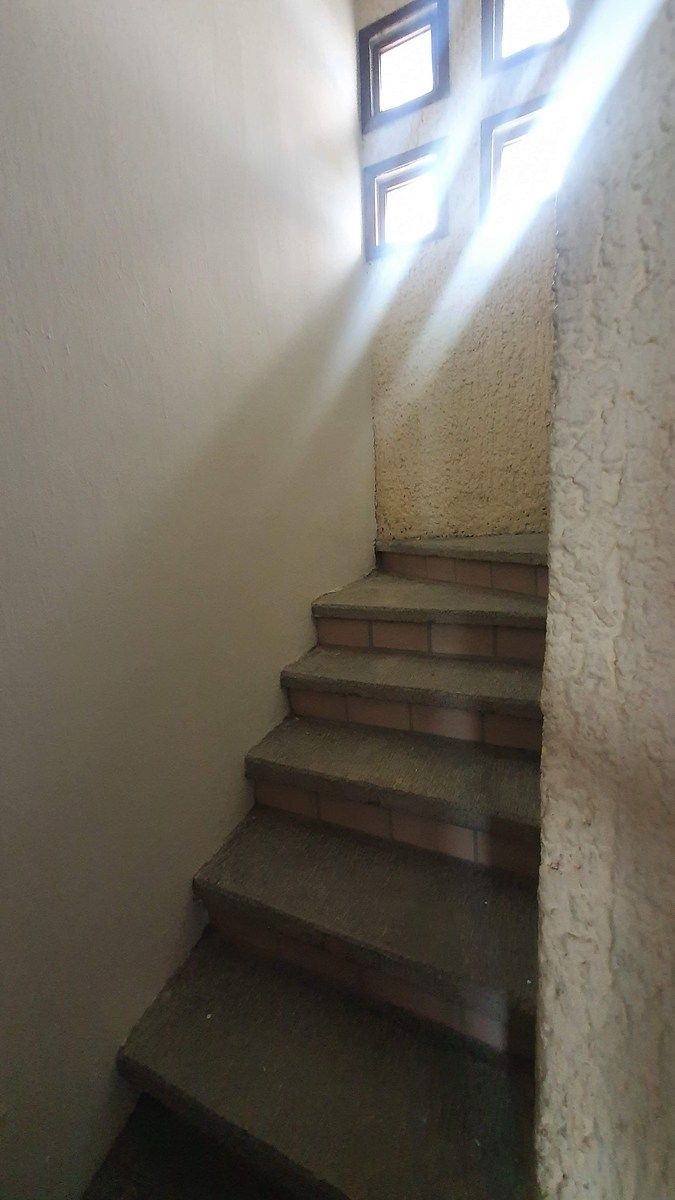 25 de 26: Escalera de servicio hasta segundo nivel y cuarto de servici