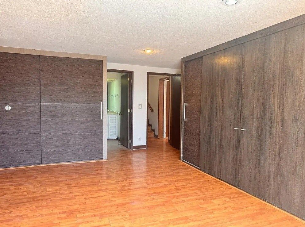 20 de 22: Recámara principal con closets y baño