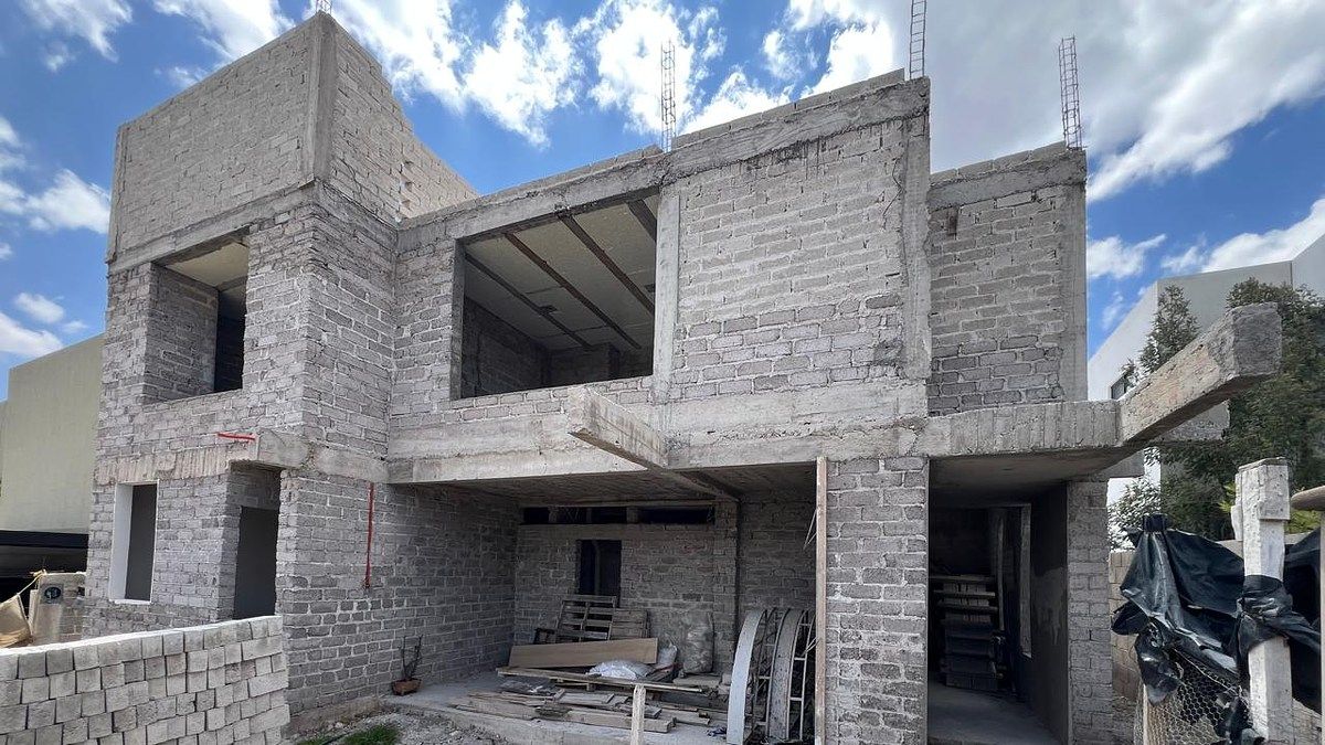 2 de 18: Fachada Principal