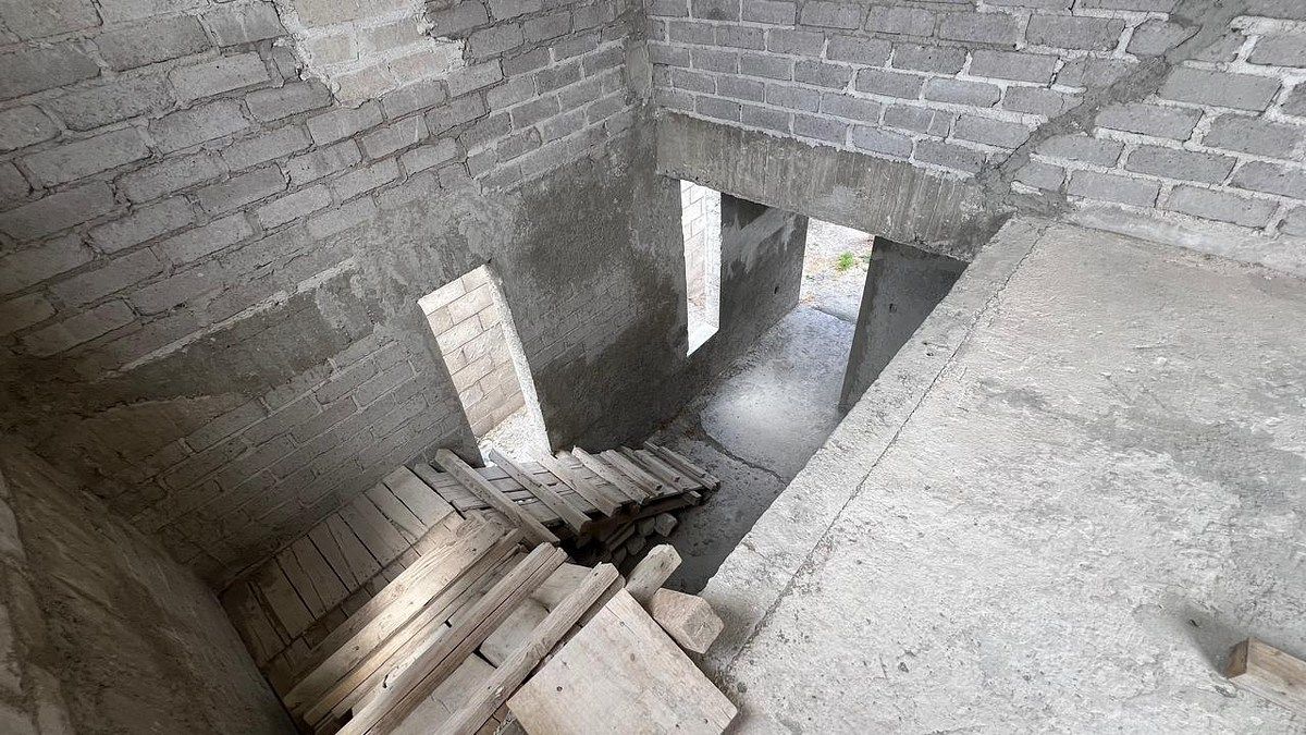 13 de 18: Escalera recibidor doble altura