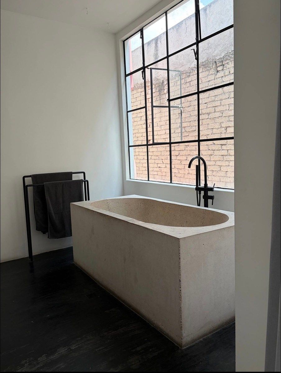 25 de 44: Baño completo con tina y vestidor