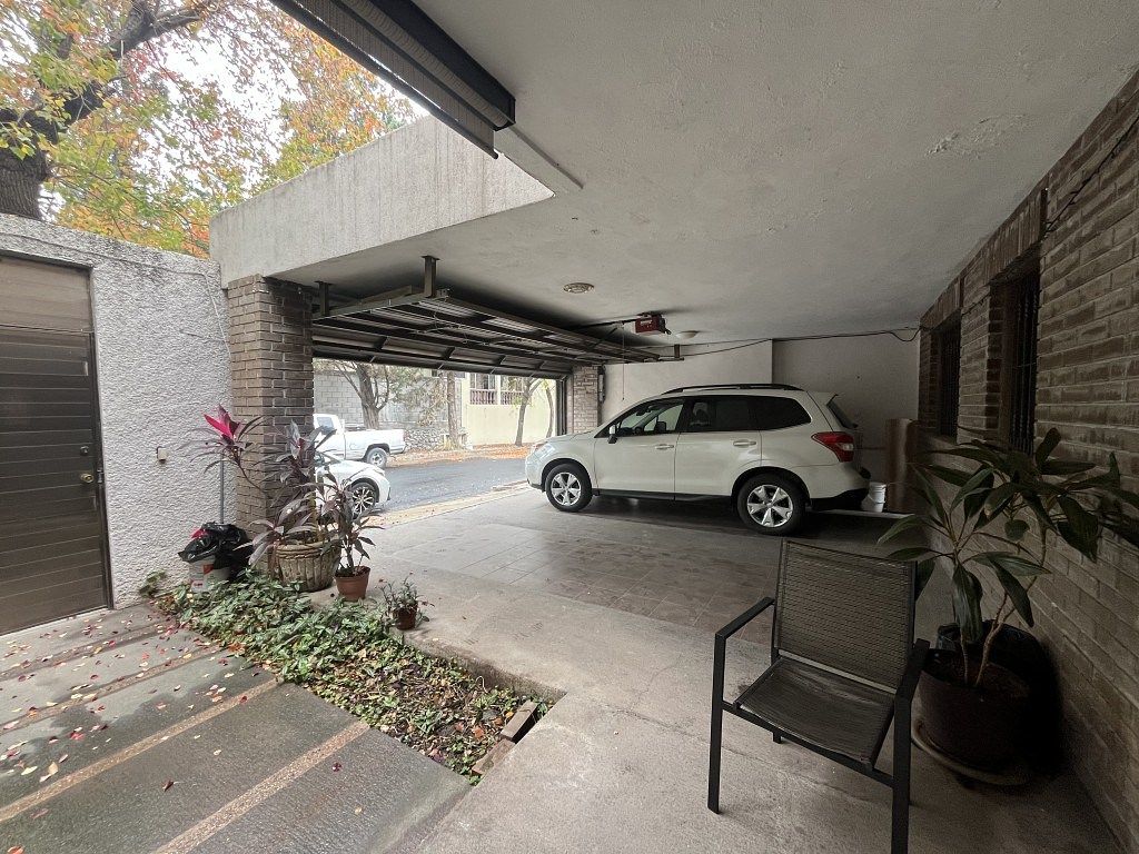 2 de 11: Cochera techada p 2, Portón eléctrico.