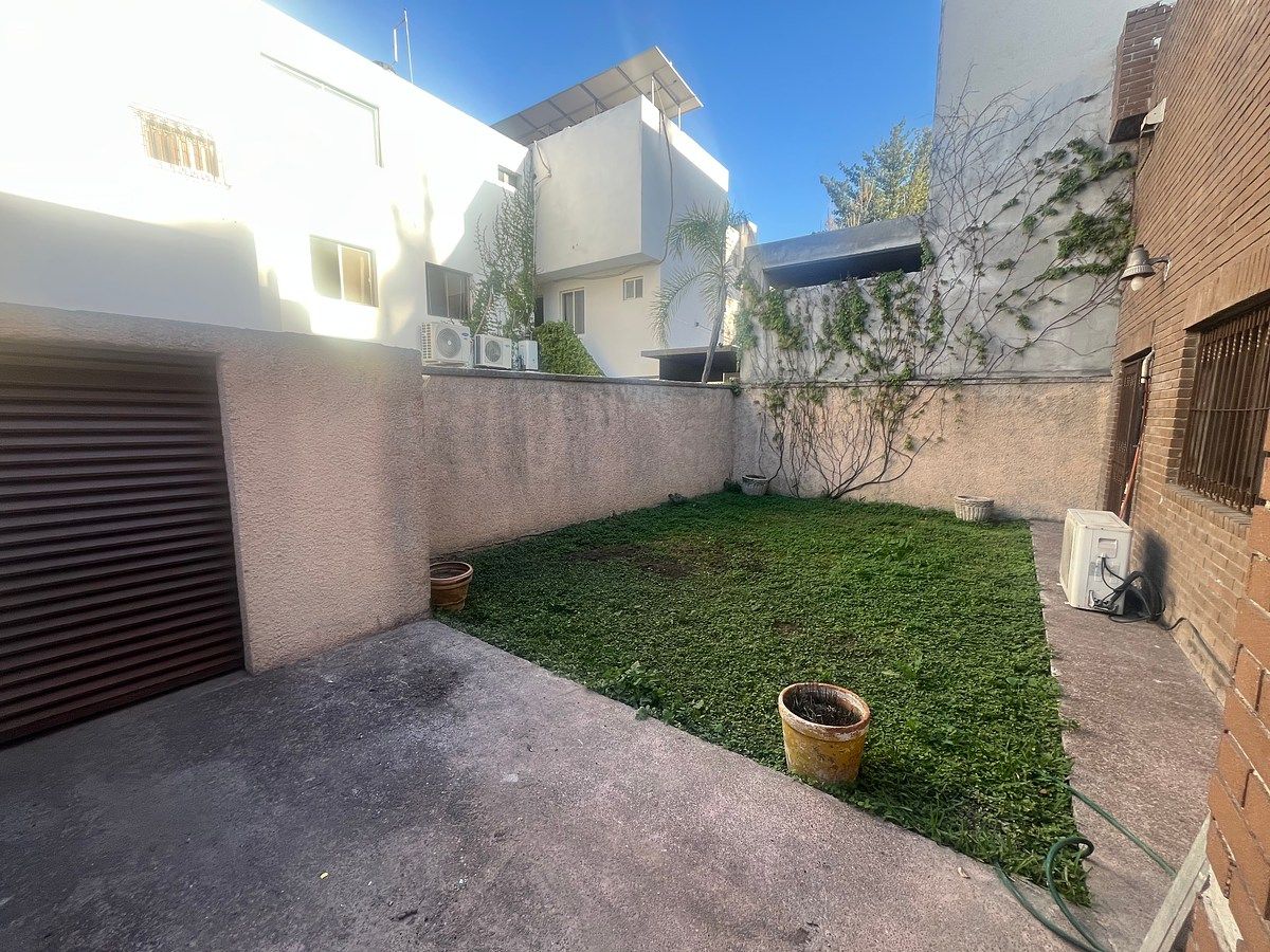 3 de 11: Patio con Jardín trasero y bodega.