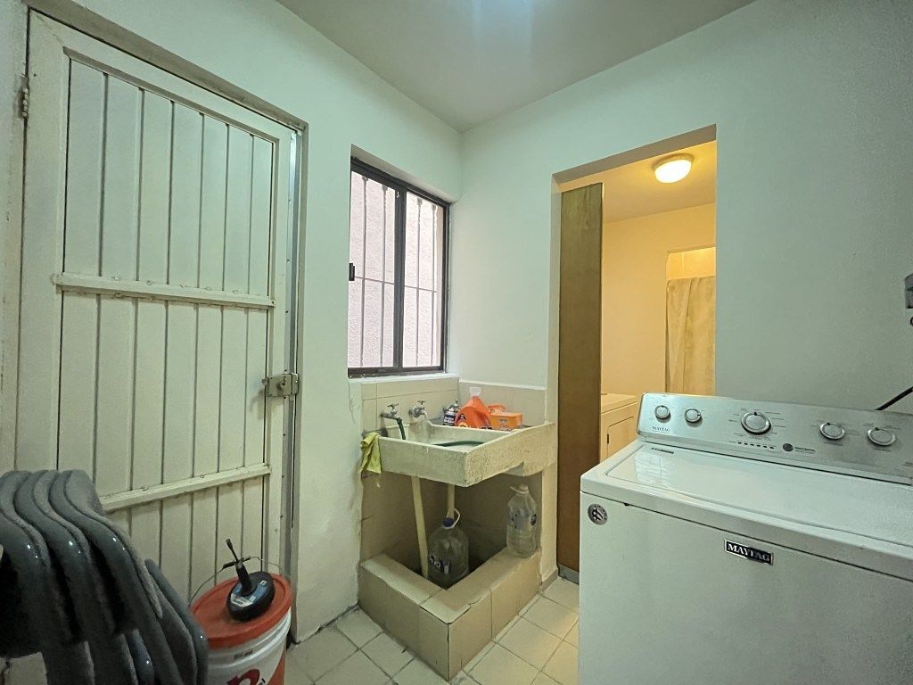 10 de 11: Lavandería y Cto. Servicio c Baño.