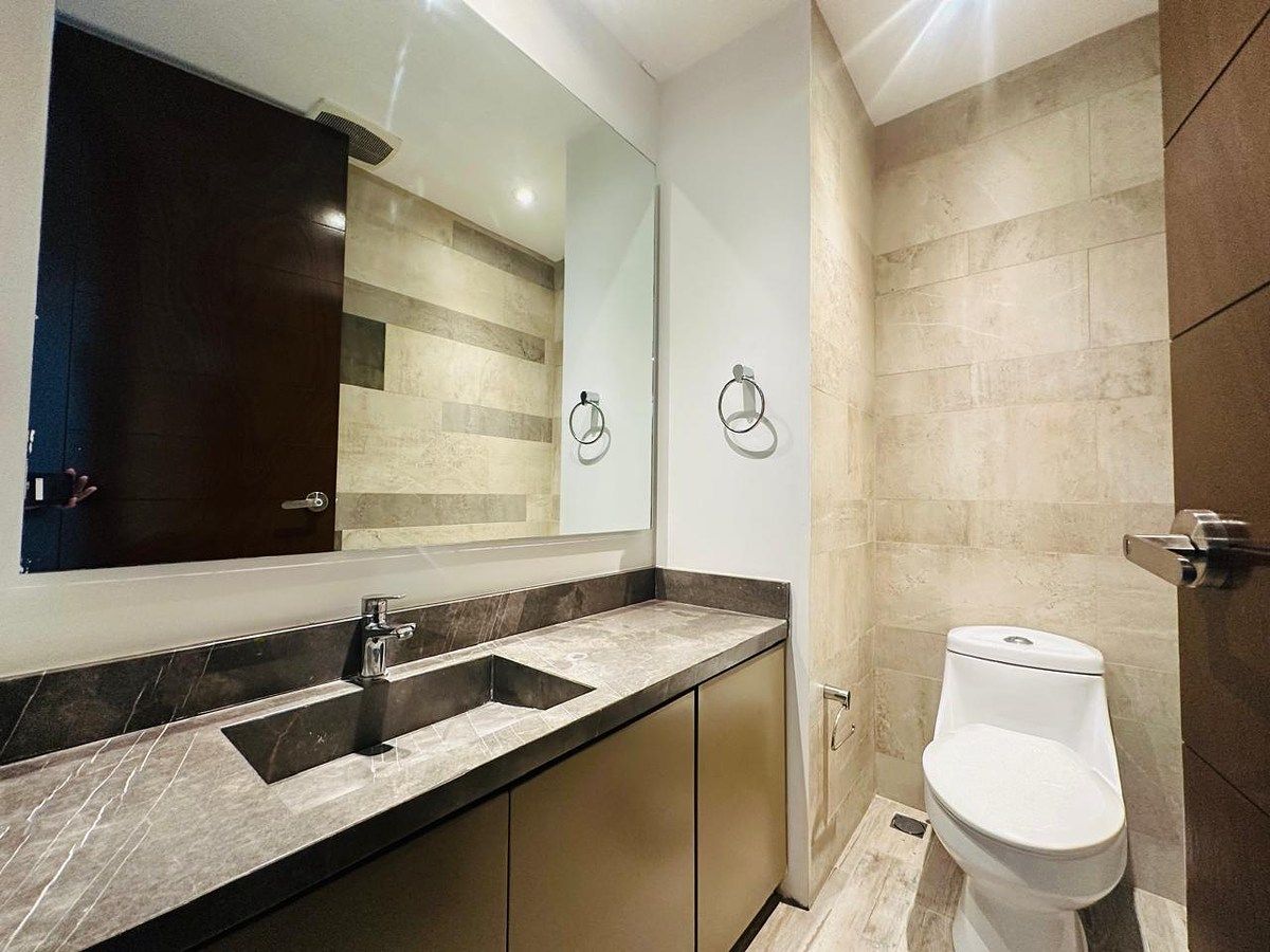 7 de 23: Medio Baño Visitas